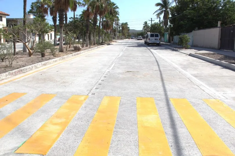 Trabajadores concluyen los últimos detalles del pavimento hidráulico en el bulevar Padre Kino en La Paz.
