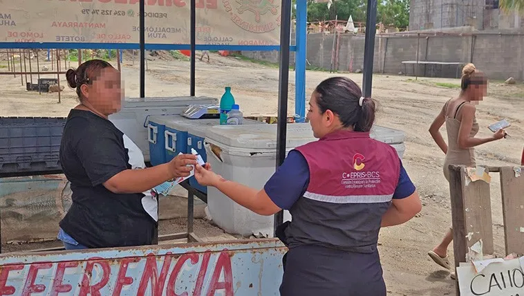 Puesto de alimentos en la vía pública cerrado por la suspensión sanitaria en Los Cabos
