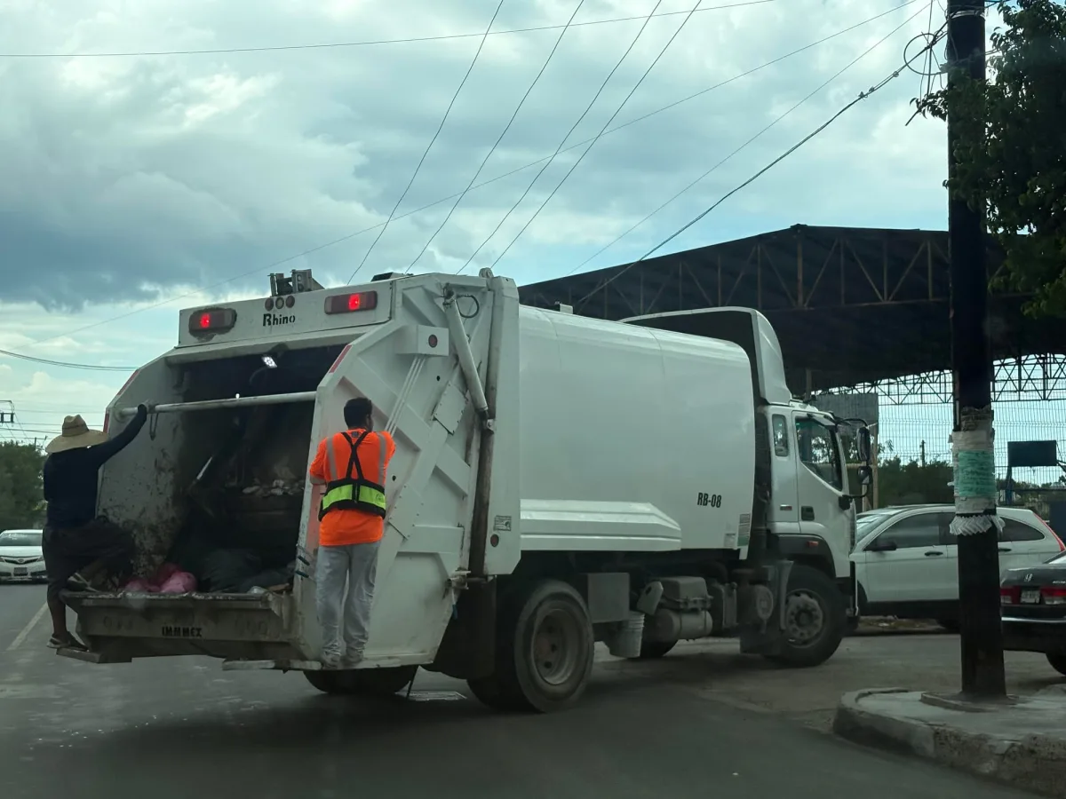 Camión recolector de basura del Ayuntamiento de La Paz en ruta