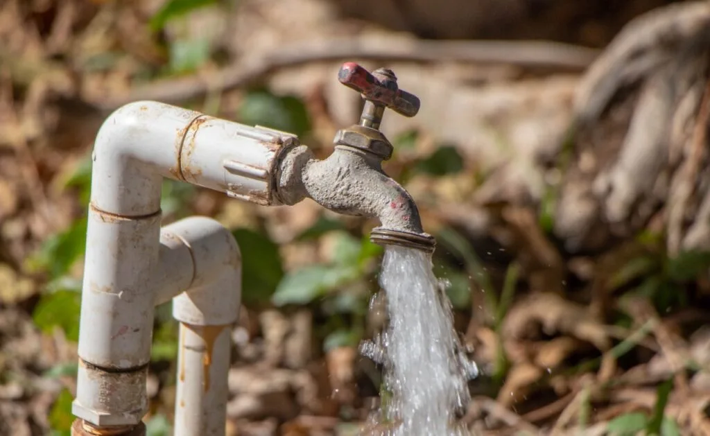 Cuadrilla de OOMSAPAS repara una fuga en el Acueducto 3 de La Paz