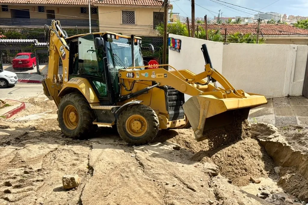 Maquinaria de Servicios Públicos retira material en una avenida de Cabo San Lucas tras las lluvias de Rachel