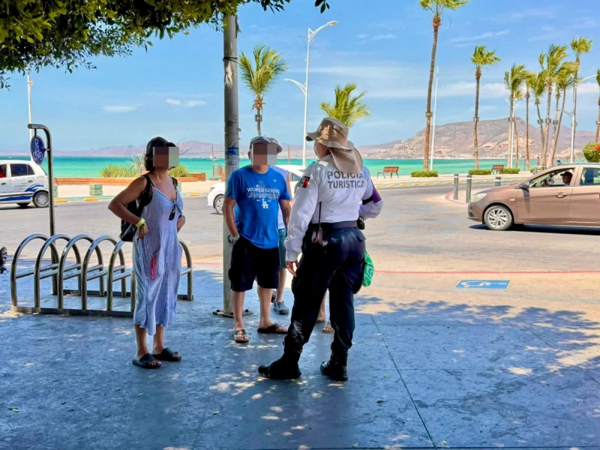 Elementos de la Policía Turística recorren el malecón de La Paz durante el verano