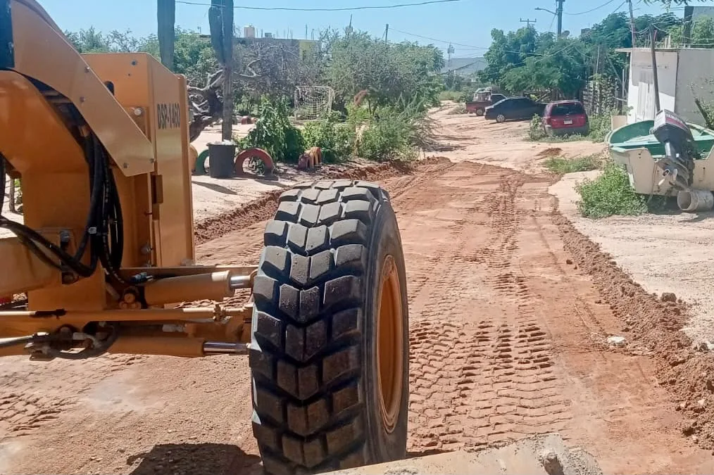 Maquinaria del Ayuntamiento de Los Cabos limpia calles tras las lluvias en Cabo San Lucas
