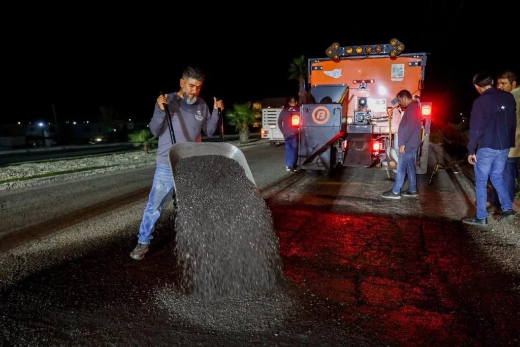 Trabajos de bacheo en una vialidad de Cabo San Lucas