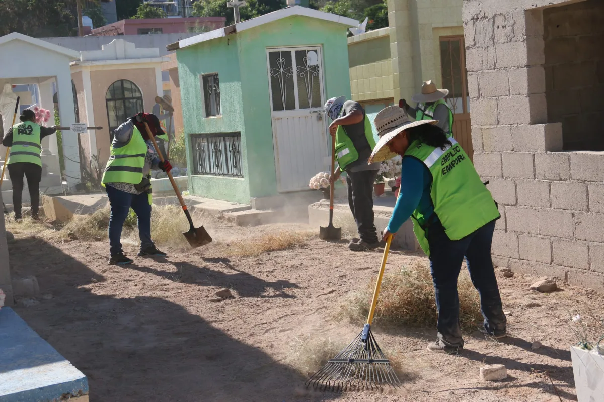 Trabajadores municipales limpian el panteón de Los San Juanes en La Paz