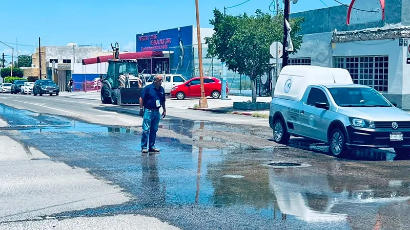Personal de control sanitario supervisa un punto de venta de alimentos en La Paz tras las lluvias
