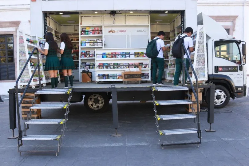 Fondo de Cultura Económica's book bus selling books in Baja California Sur