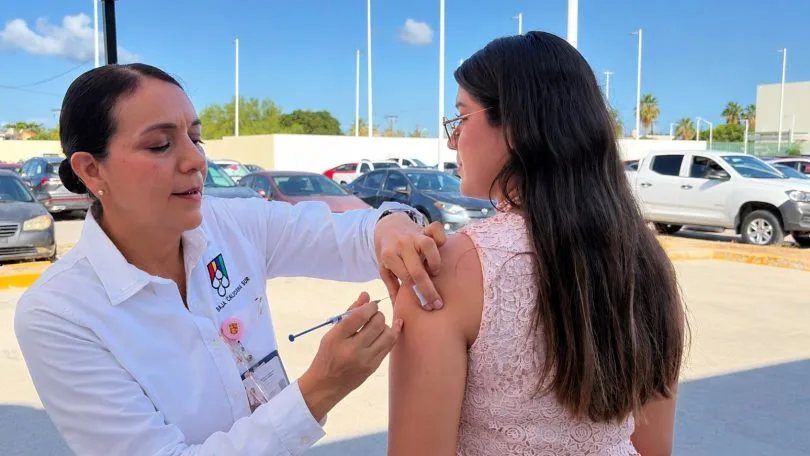 Aplicación de vacuna contra COVID-19 en un módulo de salud de La Paz