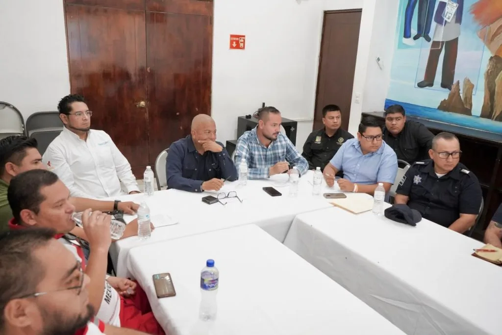 Reunión de coordinación para la exhibición de vehículos de la SCORE Baja Mil en Cabo San Lucas