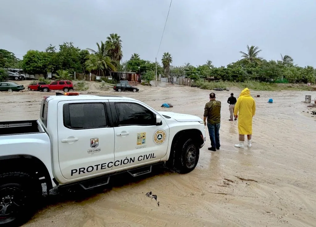 Personal de Protección Civil de Los Cabos en recorrido preventivo por lluvias