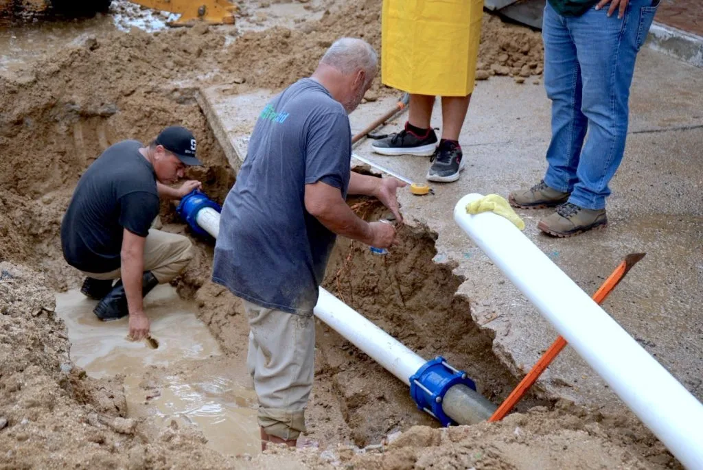 OOMSAPAS Los Cabos crew repairs a leak in San José del Cabo