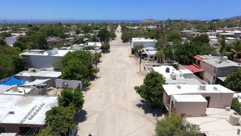Trabajos de pavimentación con concreto hidráulico en una calle de La Paz, Baja California Sur