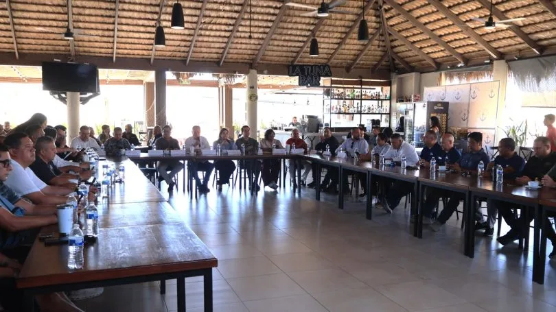 Autoridades estatales y representantes del sector hotelero se reúnen en Los Cabos para revisar protocolos ante ciclones.