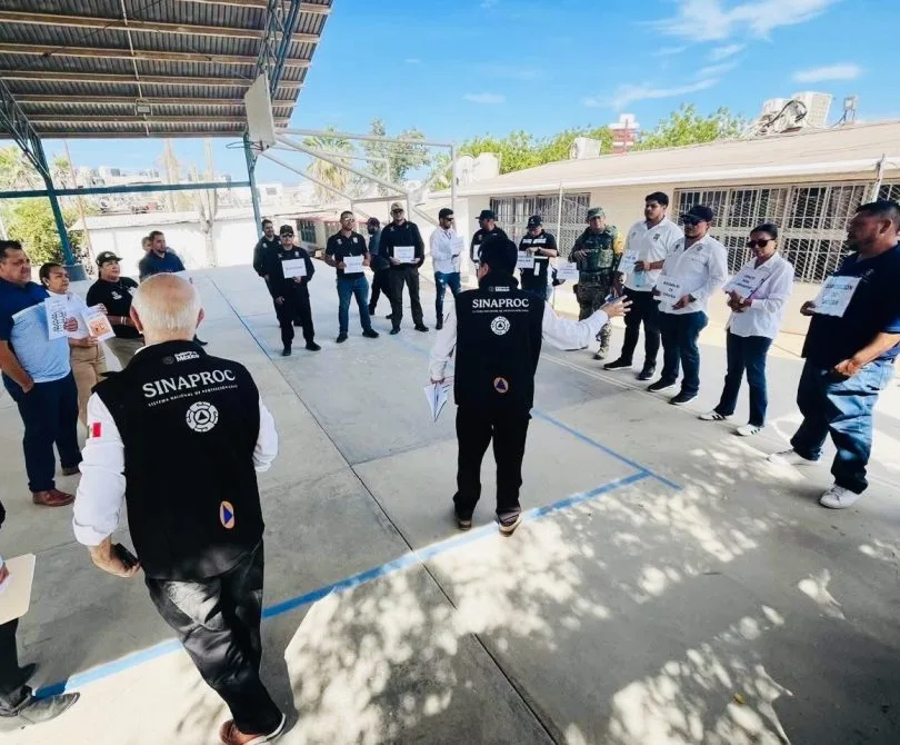 Personal de Protección Civil supervisa un refugio temporal en Baja California Sur