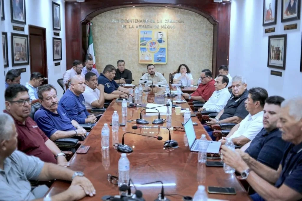 Mesa de trabajo entre el Ayuntamiento de Los Cabos y el sector transportista