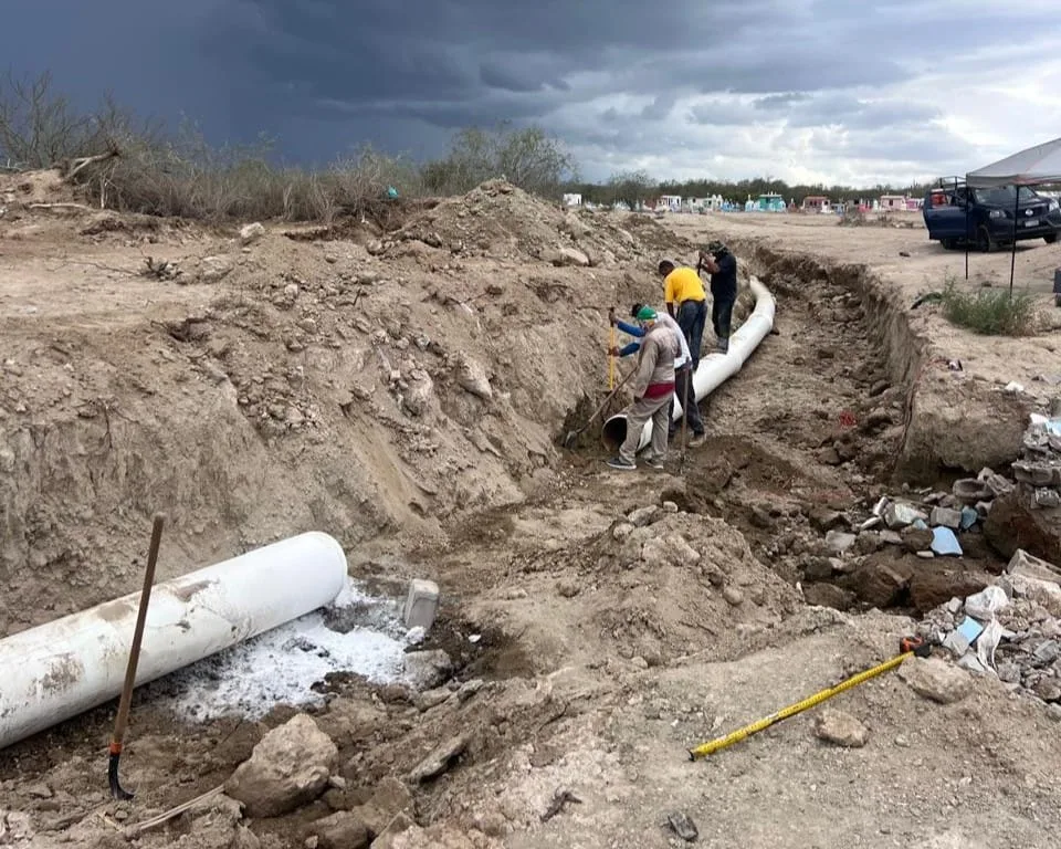 OOMSAPAS crew repairs El Carrizal aqueduct pipeline in La Paz
