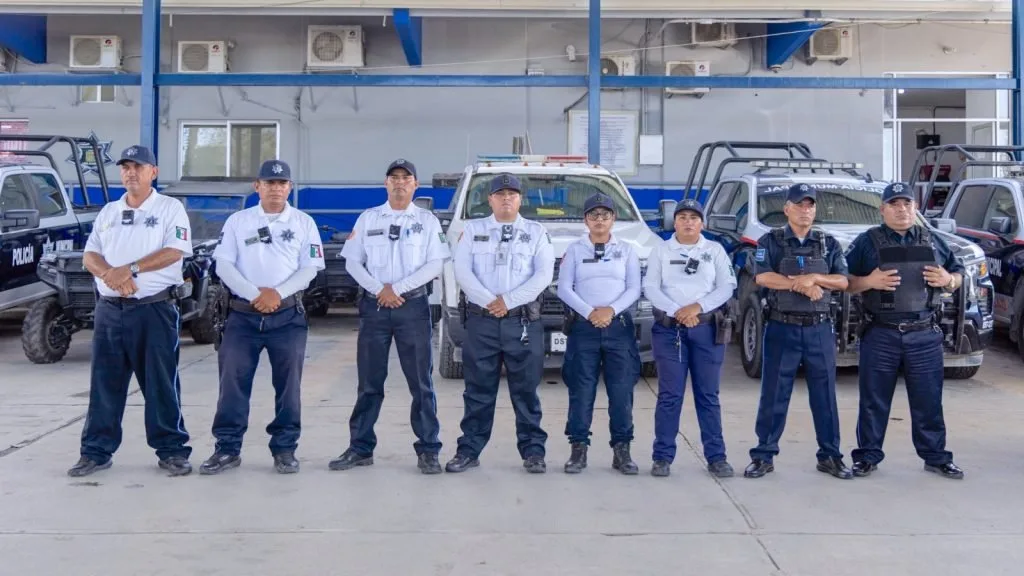 Elemento de la Policía Preventiva y Tránsito Municipal de Los Cabos con cámara corporal en el uniforme.