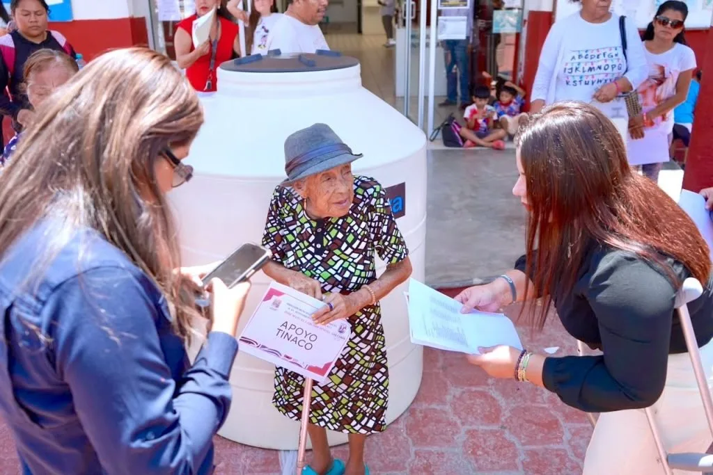Entrega de tinacos a familias en Cabo San Lucas por parte de Atención Ciudadana