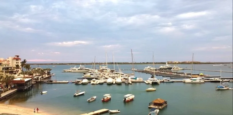 Embarcaciones fondeadas en la bahía de La Paz durante la temporada de huracanes