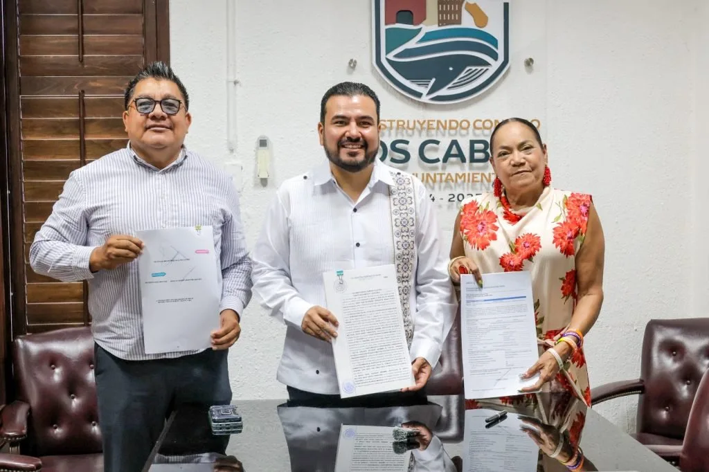 Entrega de documentos de regularización a familias de Cabo San Lucas