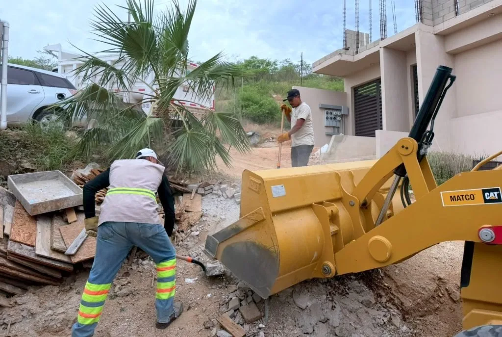 Motoconformadora nivela calles en la colonia Nueva Ejidal de Cabo San Lucas