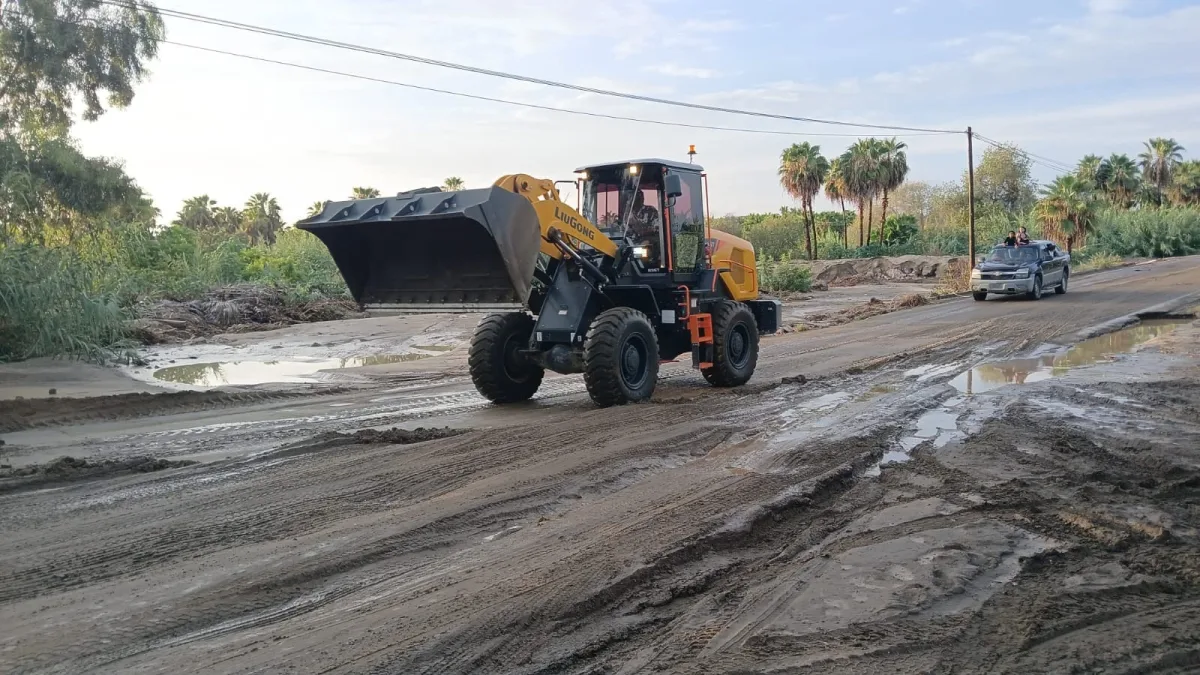 La Paz municipal crews inspect streets after rainfall in the Todos Santos delegation
