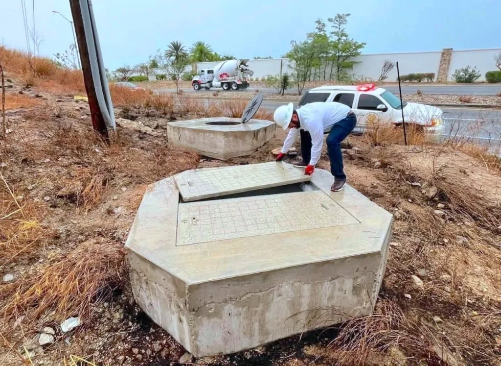 Infraestructura eléctrica que alimenta las fuentes de abastecimiento de agua de Los Cabos bajo cielo nublado