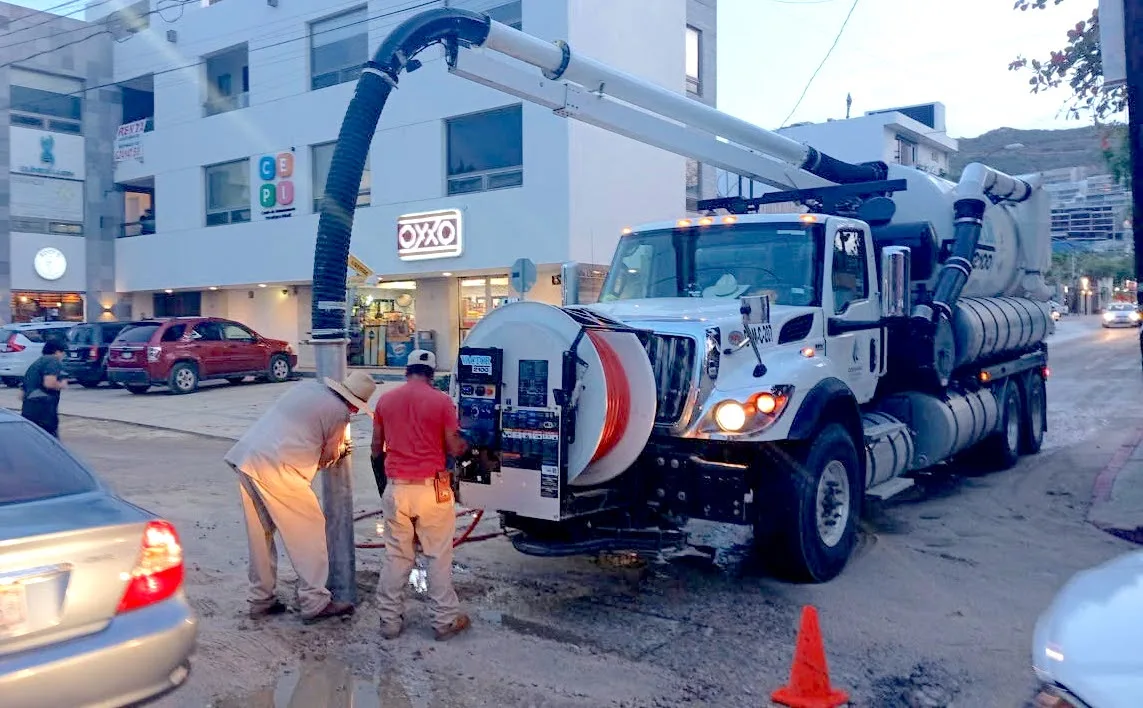 Cuadrilla de OOMSAPAS destapa una red de drenaje en el primer cuadro de Cabo San Lucas