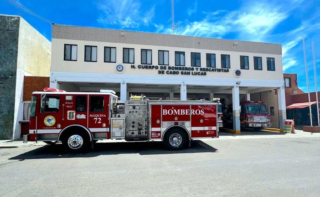 Bombero revisa una instalación de gas LP durante una inspección domiciliaria en Cabo San Lucas