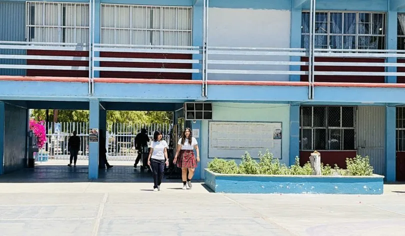Estudiantes de educación básica ingresan a su escuela en el arranque del ciclo escolar en Baja California Sur