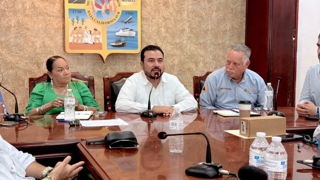 Personal municipal retira basura y vehículos abandonados de un arroyo en Los Cabos