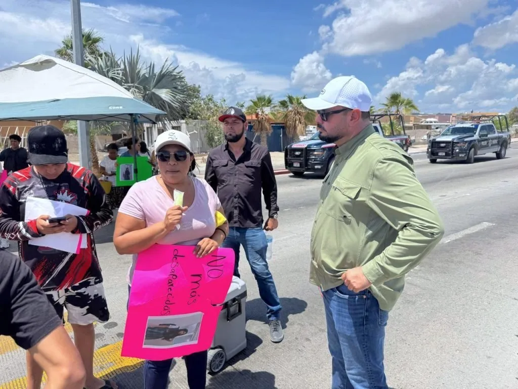 Vehículos detenidos y personas sobre la carretera Transpeninsular a la salida de Cabo San Lucas